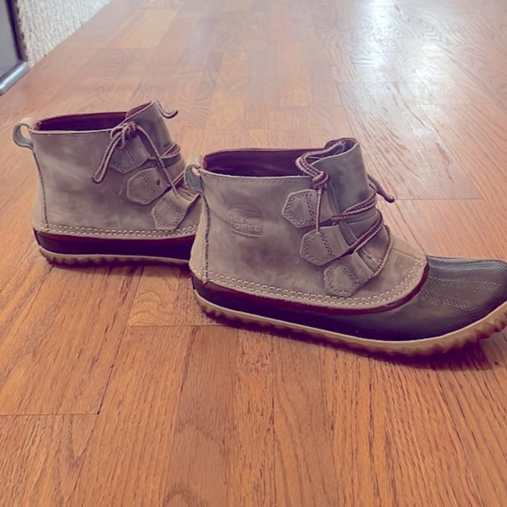 Sorel Out and About leather waterproof duck boots size 7